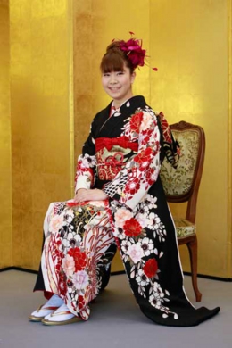 金屏風の前で記念写真
